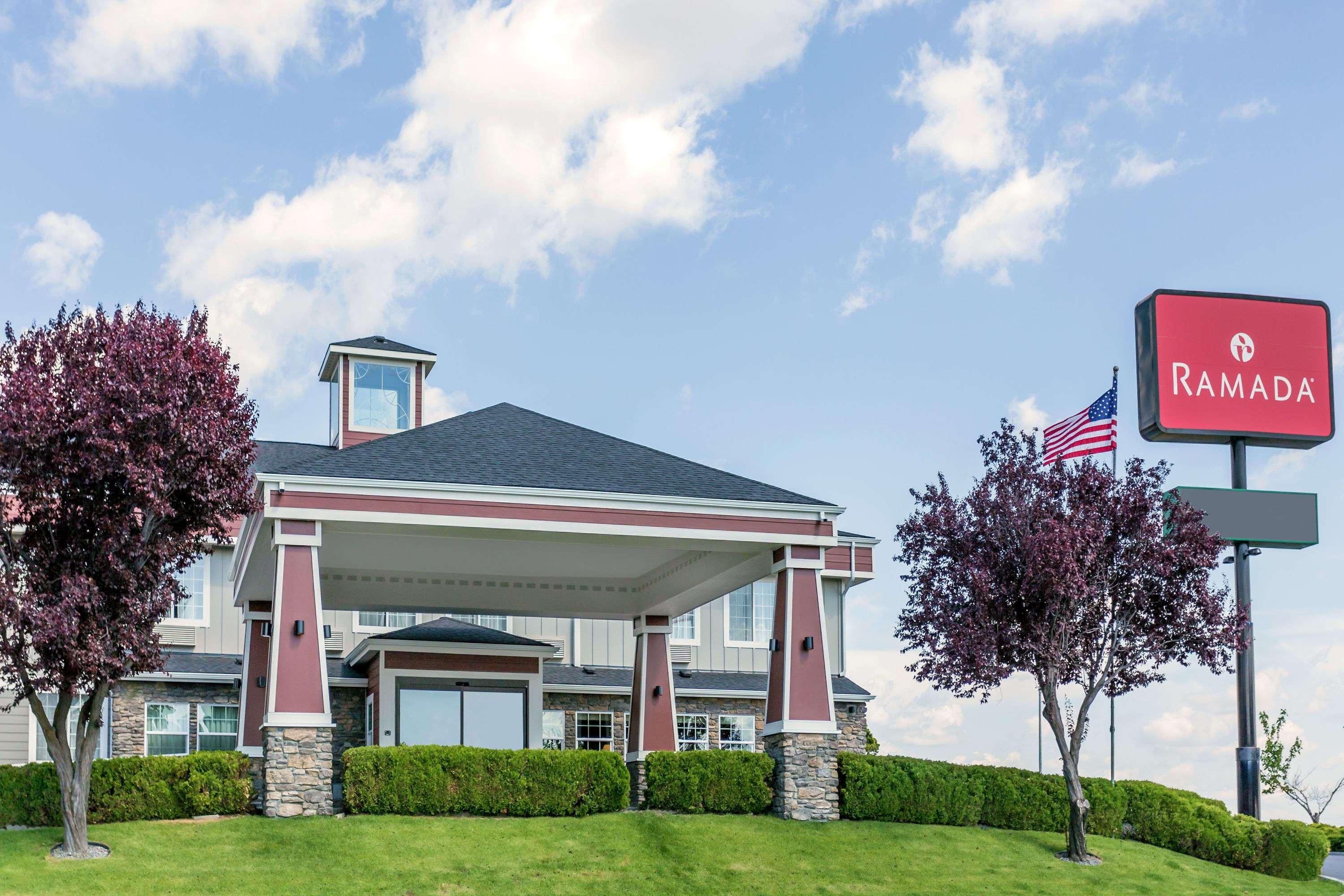 Hotel Ramada By Wyndham Moses Lake Exterior foto