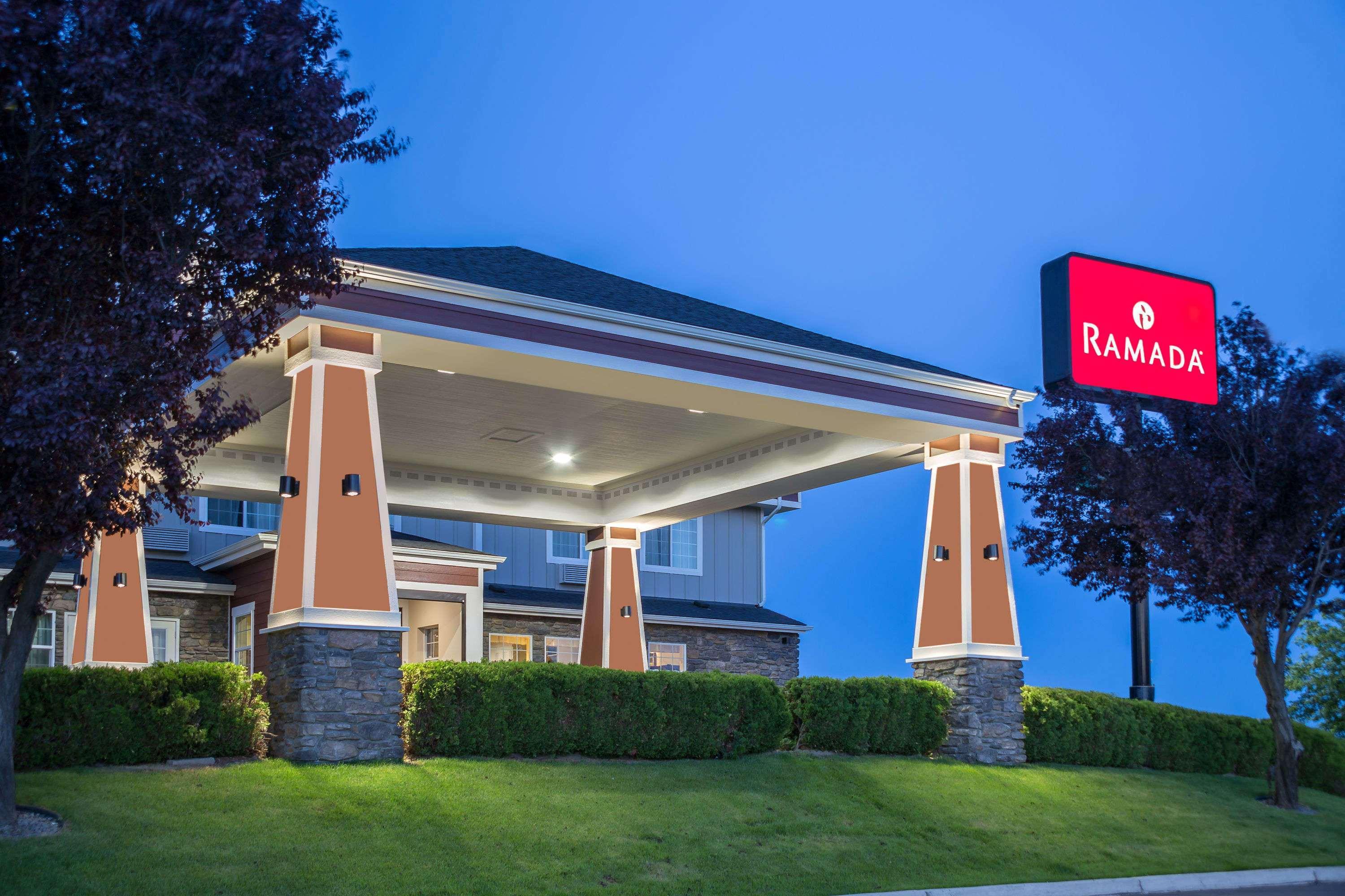 Hotel Ramada By Wyndham Moses Lake Exterior foto