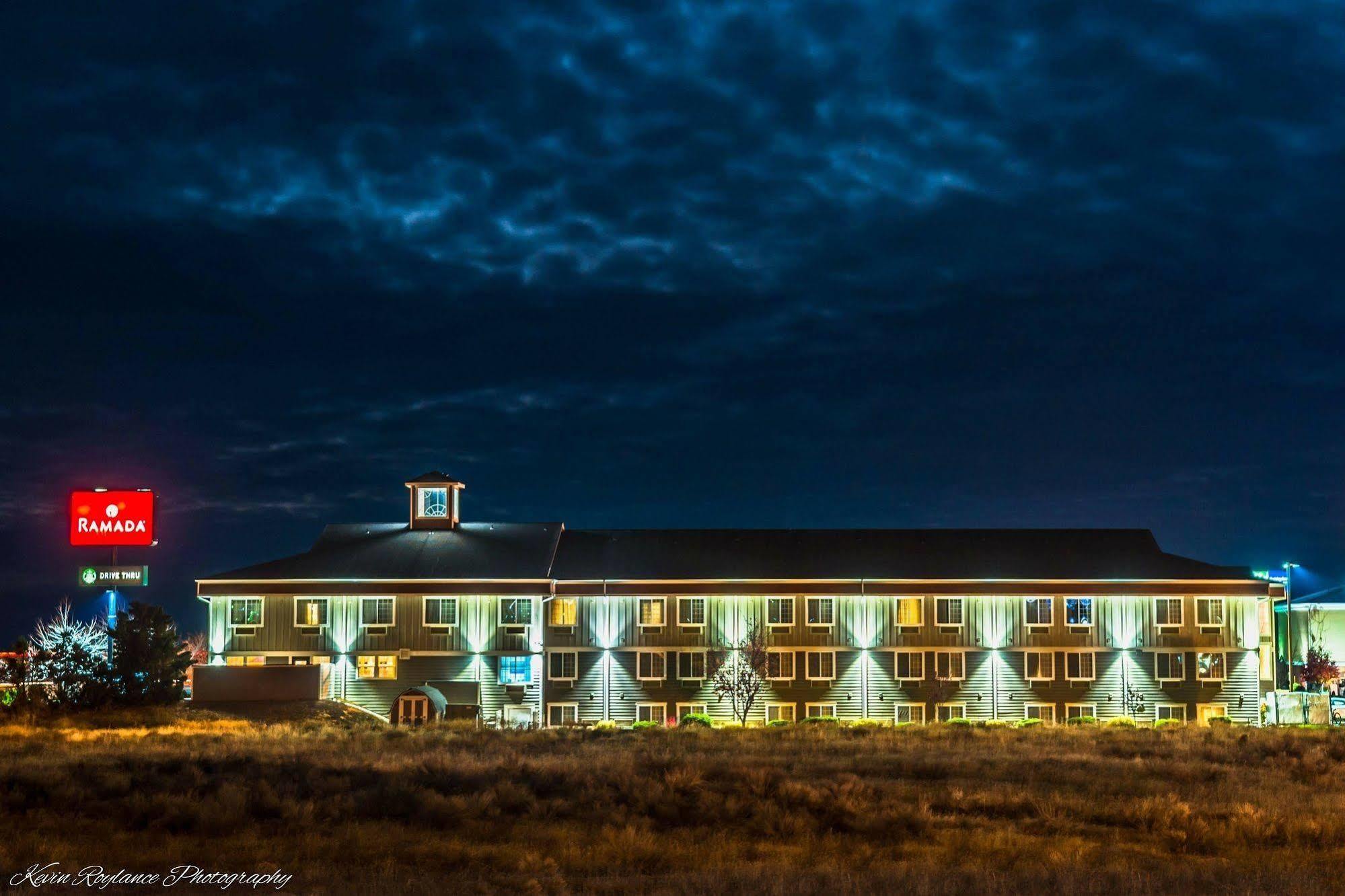 Hotel Ramada By Wyndham Moses Lake Exterior foto